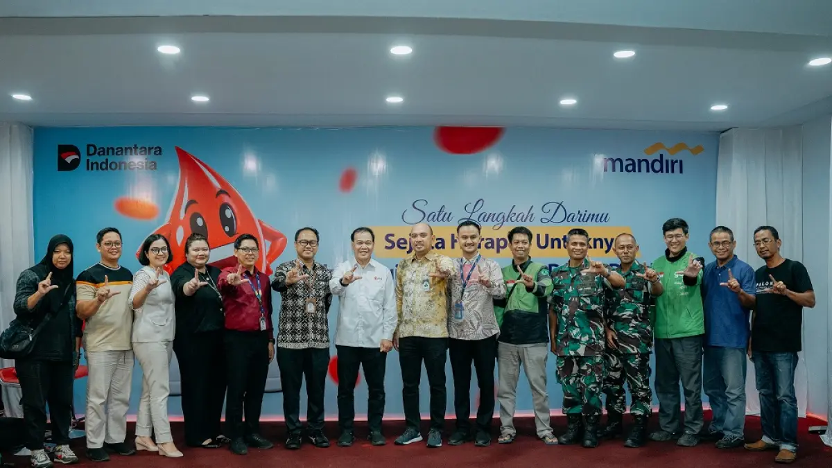 Peserta donor darah dari kalangan TNI, pengemudi ojek online, dan tim Bank Mandiri berfoto bersama usai mengikuti aksi kemanusiaan donor darah. (sitimewa) 