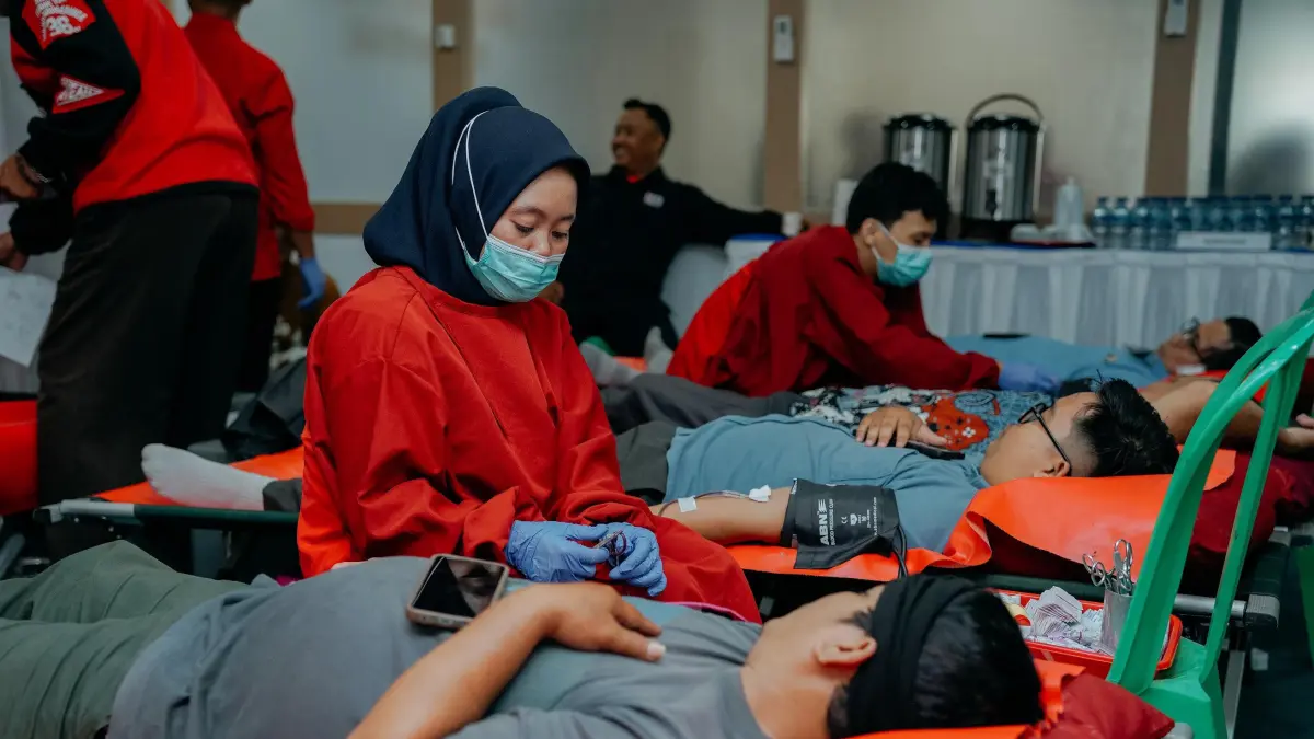 Peserta mengikuti kegiatan Mandiri Donor Darah didampingi tim medis sebagai bentuk kepedulian sosial dan aksi kemanusiaan (istimewa)