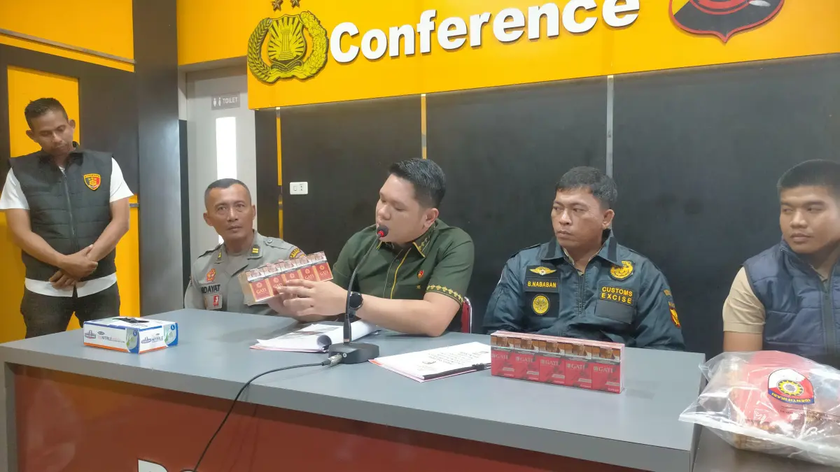  Satreskrim Polres Singkawang menunjukkan barang bukti rokok ilegal yang berhasil diamabkan dari sebuah rumah di Jalan Semai, Kompleks Green Land, Kelurahan Sungai Garam, Kecamatan Singkawang Utara.