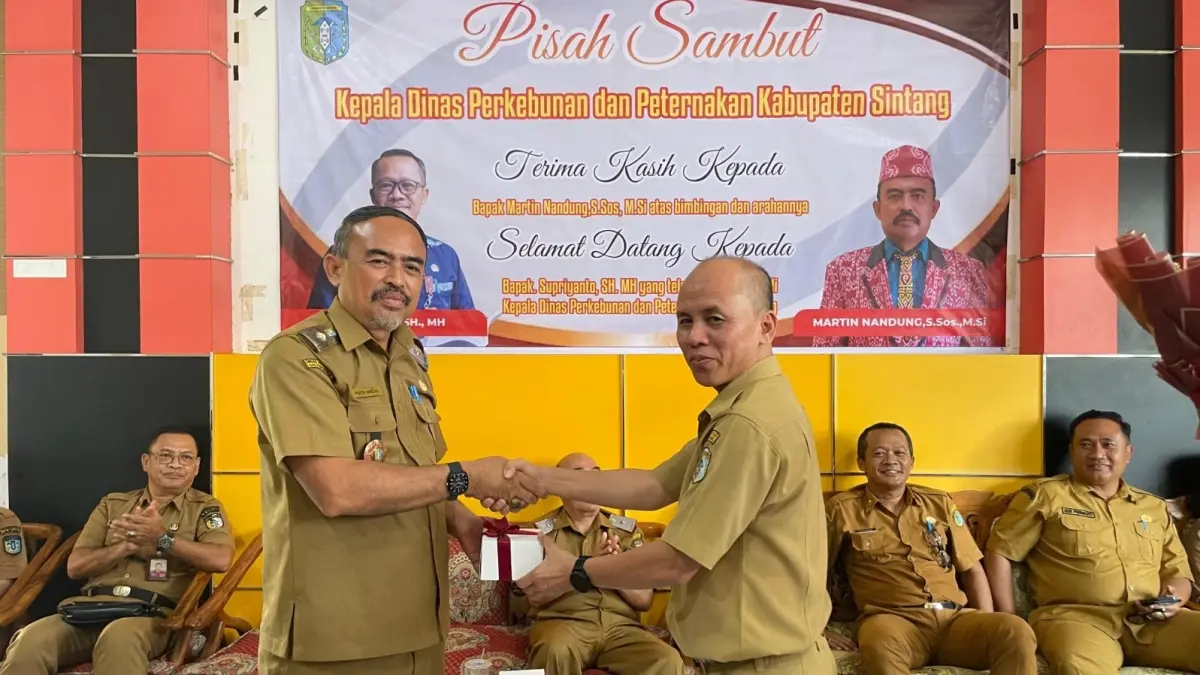 Serah terima jabatan Kepala Disbunak Sintang dari Martin Nandung kepada Supriyanto yang berlangsung di Aula Disbunak Sintang, Selasa (2/6). (ISTIMEWA)