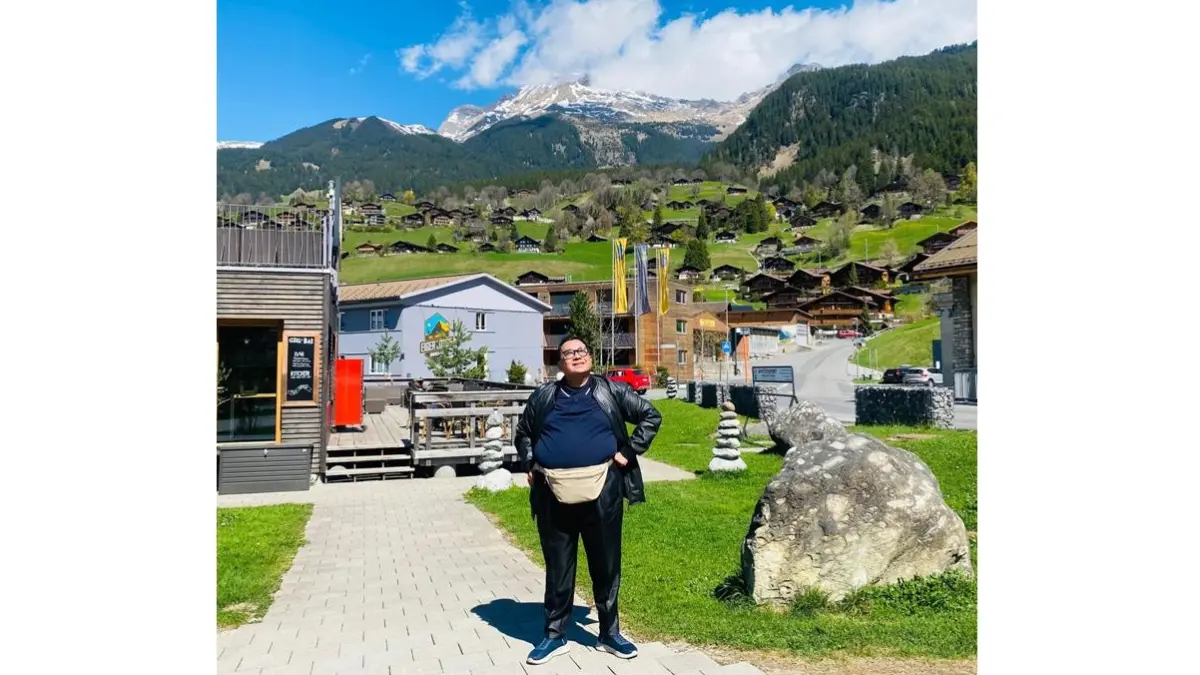 Syafaruddin DaEng Usman mengabadikan momen di Biel, Swiss. Di kota kecil inilah lahir sejumlah merek arloji paling prestisius yang mengukur detak waktu dunia. (ISTIMEWA)