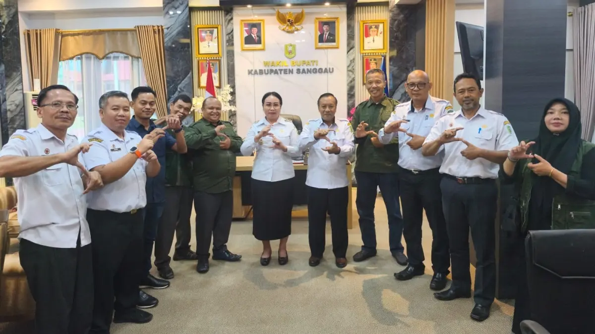 Wakil bupati Sanggau bersama staff Pemda dan DPD APKASINDO Di ruang kerjanya Rabu 3 Juni 2026. (AGUNG RAJALI SAPUTRA/PONTIANAKPOST)