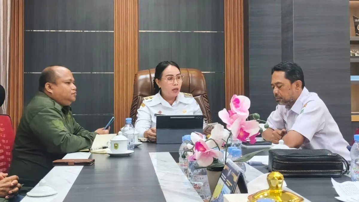 Wakil Bupati Sanggau Susana Herpena bersama KetuaDPD APKASINDO Kabupaten Sanggau, Mahathir Muhammad, di ruang kerja Wakil Bupati, Rabu (3/6). (AGUNG RAJALI SAPUTRA/PONTIANAK POST)