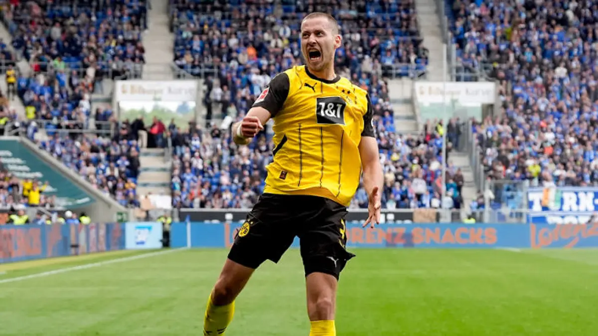 Waldemar Anton menjadi target Manchester United setelah tampil konsisten bersama Borussia Dortmund. (Dok. Borussia Dortmund)