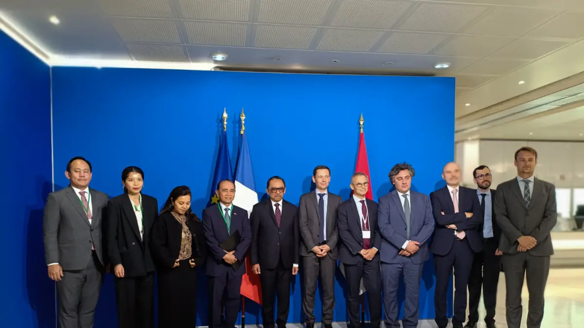 Delegasi Indonesia dan Prancis berfoto bersama setelah Dialog Ekonomi Tingkat Tinggi (HLED) pertama di Paris, Selasa (2/6/2026). Salah satu agenda utama pertemuan adalah pembahasan rantai pasok mineral kritis dan logam tanah jarang (rare earth) yang semakin dibutuhkan untuk industri kendaraan listrik, energi bersih, dan teknologi tinggi. (FOTO KEMENKEU)