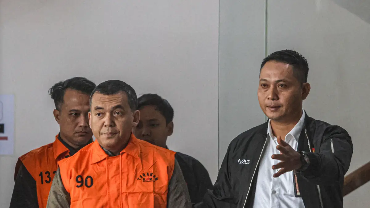 Wakil Menteri Imigrasi dan Pemasyarakatan (Wamen Imipas) Silmy Karim (depan) memakai rompi oranye keluar dari gedung KPK, Jakarta, Kamis (04/06/2026). Silly ditangkap KPK terkait OTT yang dilakukan itu berkaitan dengan dugaan suap terkait proses pengurusan warga negara asing untuk bisa tinggal di Indonesia. HANUNG HAMBARA/JAWA POS