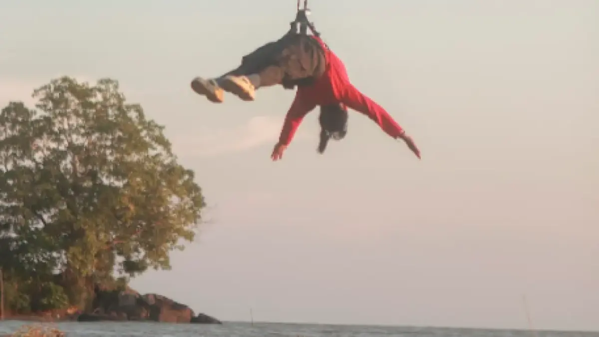 MELUNCUR: Seorang wisatawan meluncur di wahana zipline sepanjang 250 meter di Pantai Gosong, Kecamatan Sungai Raya Kepulauan, Kabupaten Bengkayang. Atraksi baru ini menawarkan sensasi memacu adrenalin dengan panorama Teluk Batu Bubuk dan pesisir pantai yang masih alami.