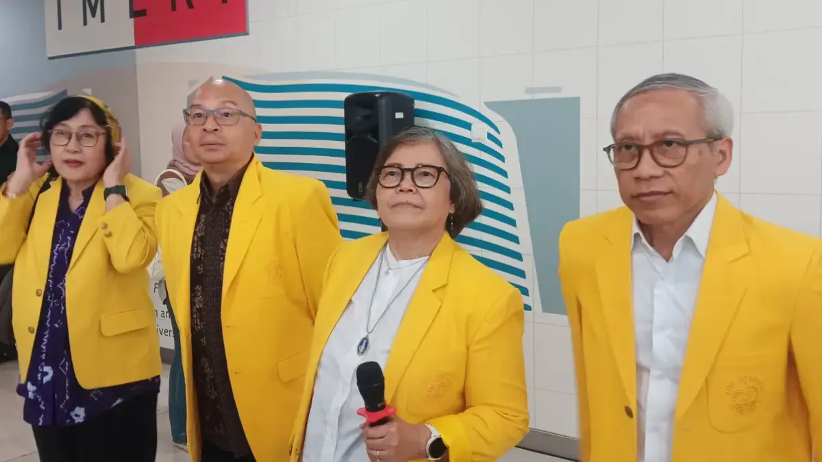 Sejumlah guru besar Universitas Indonesia (UI) menyerahkan amicus curiae (sahabat pengadilan) kepada Mahkamah Agung terkait proses kasasi perkara sanksi etik promotor dan ko-promotor disertasi Menteri ESDM Bahlil Lahadalia. Mereka meminta MA mengabulkan kasasi Rektor UI demi menjaga integritas akademik dan otonomi perguruan tinggi. (Royyan/JawaPos.com)