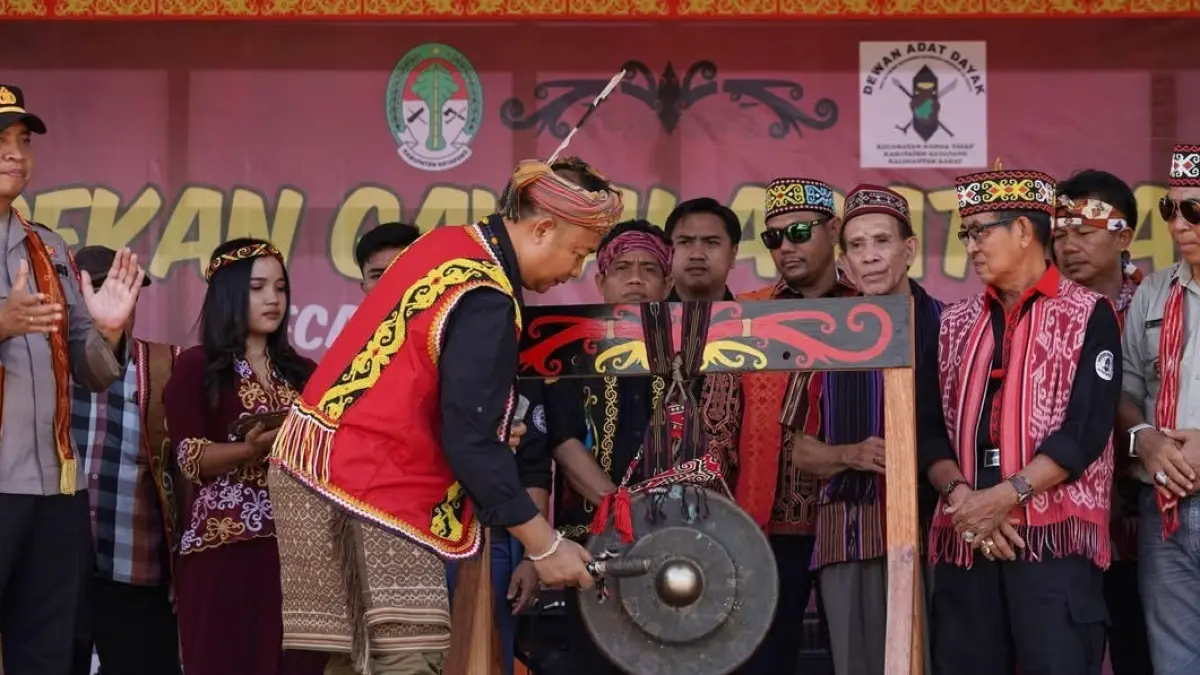 Bupati Ketapang, Alexander Wilyo, memukul gong sebagai tanda dimulainya Gawai Adat Dayak VI DAD Nanga Tayap, Senin (1/6). (ISTIMEWA)