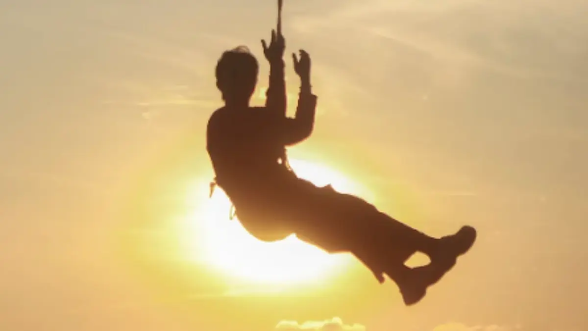 IKON BARU: Pengunjung meluncur dari ketinggian menggunakan wahana zipline di Pantai Gosong, Bengkayang. Atraksi wisata petualangan ini diharapkan mampu menarik lebih banyak wisatawan sekaligus menggerakkan ekonomi masyarakat sekitar.