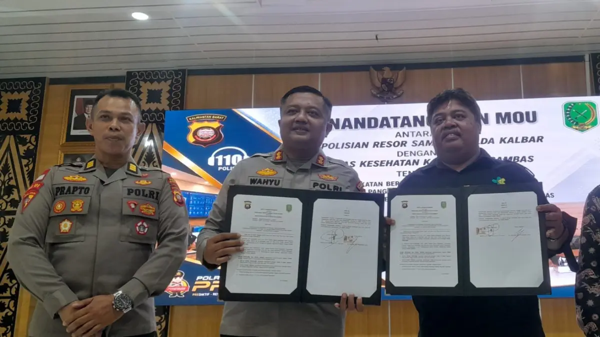 Kapolres didampingi Kabag Ops Polres Sambas bersama Kepala Dinkes tandatangani MoU. (ISTIMEWA)