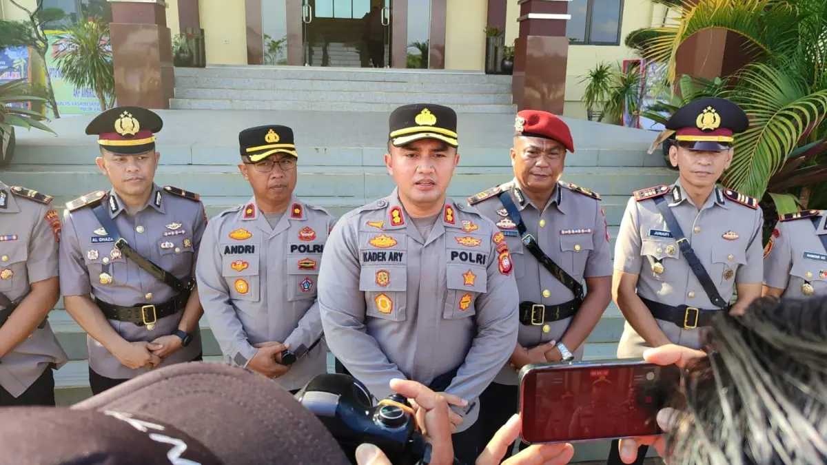 Kapolres Kubu Raya AKBP Kadek Ary Mahardika memberikan keterangan kepada awak media usai memimpin upacara Serah Terima Jabatan (Sertijab) di Mapolres Kubu Raya, Rabu (3/6). (ISTIMEWA)