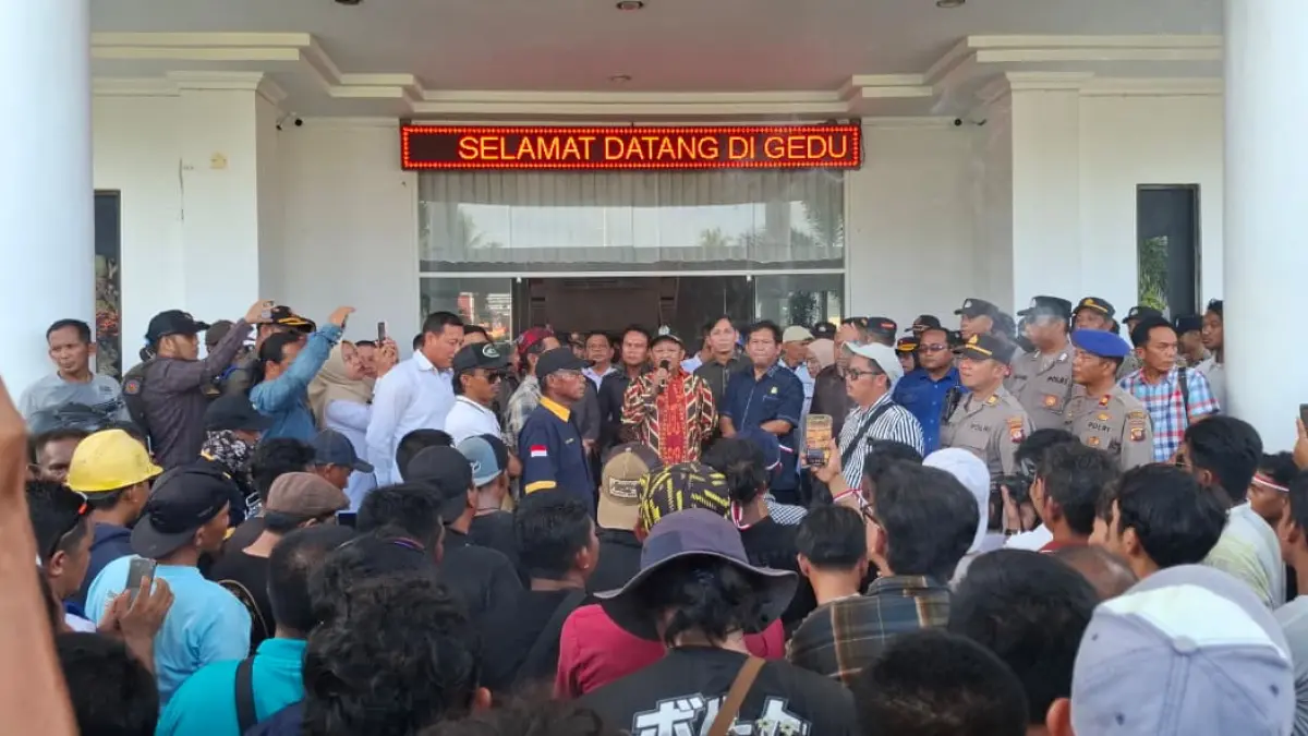Ketua DPRD beserta anggota menemui massa aksi unras ratusan sopir truk di gedung DPRD Mempawah