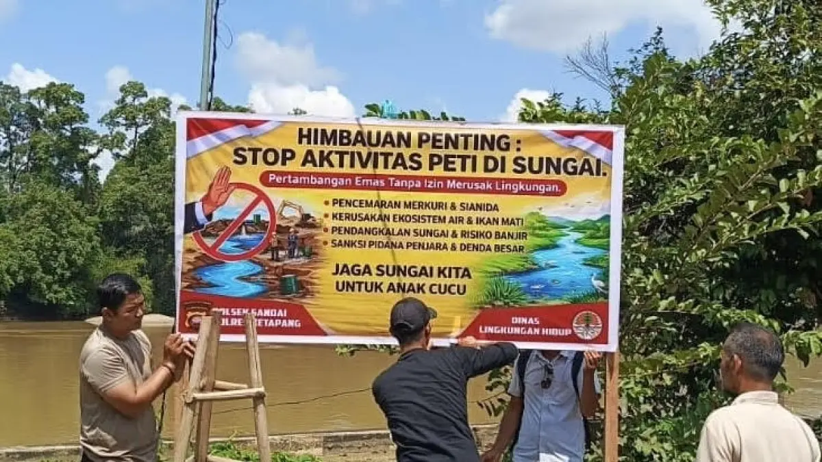 Polisi dan warga memasang plang larangan melakukan PETI di aliran Sungai Pawan di Desa Penjawaan, Sandai. (ISTIMEWA)