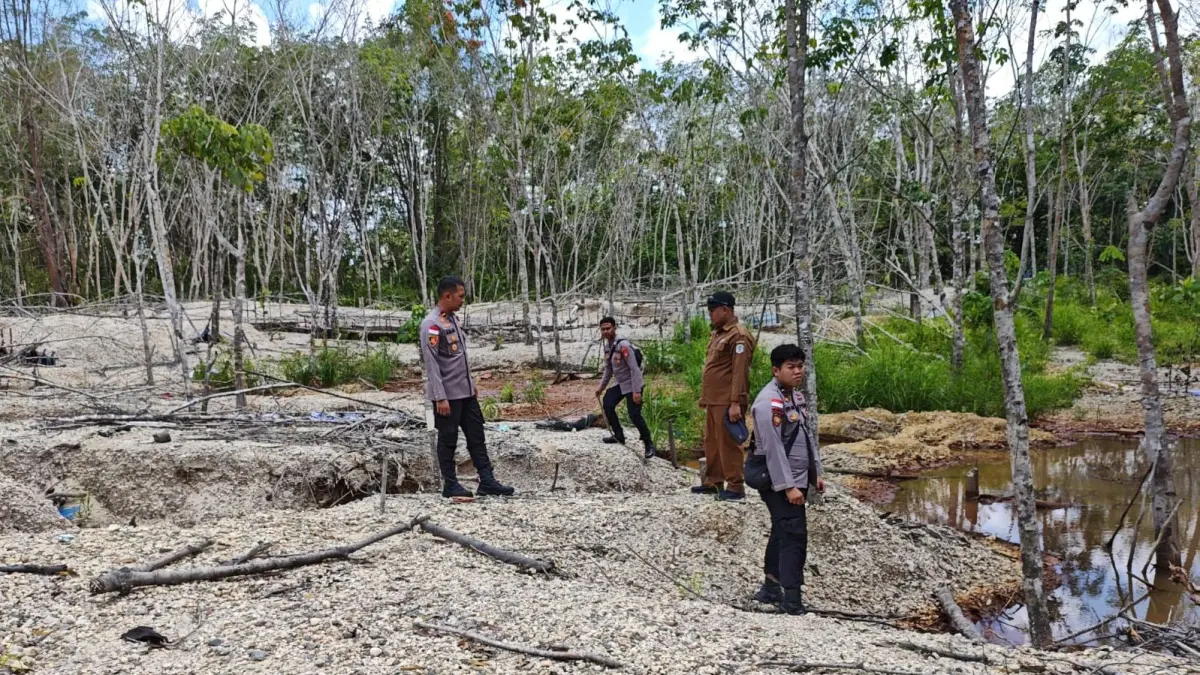  Polsek Silat Hilir saat melakukan pengecekan lokasi PETI di Desa Perigi. (ISTIMEWA)