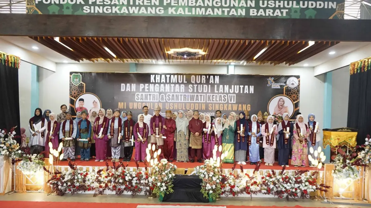 Santri MI Unggulan Ushuluddin Singkawang mengikuti prosesi Khatmul Qur’an dan pelepasan kelulusan Tahun Pelajaran 2025/2026. (ISTIMEWA)