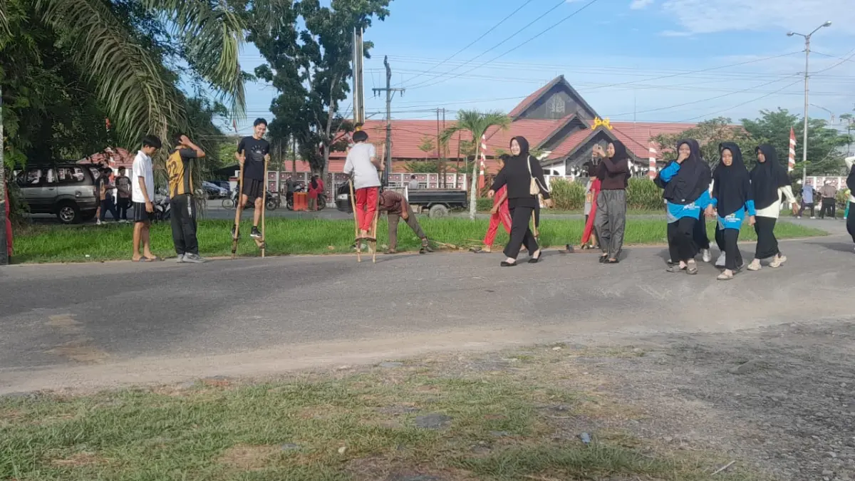 Sejumlah pengunjung CFD memainkan egrang di area CFD Sambas.