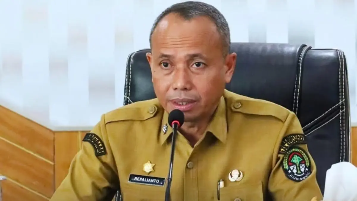 Sekda Ketapang, Repalianto, memberikan arahan saat rapat evaluasi, Selasa (2/6).
