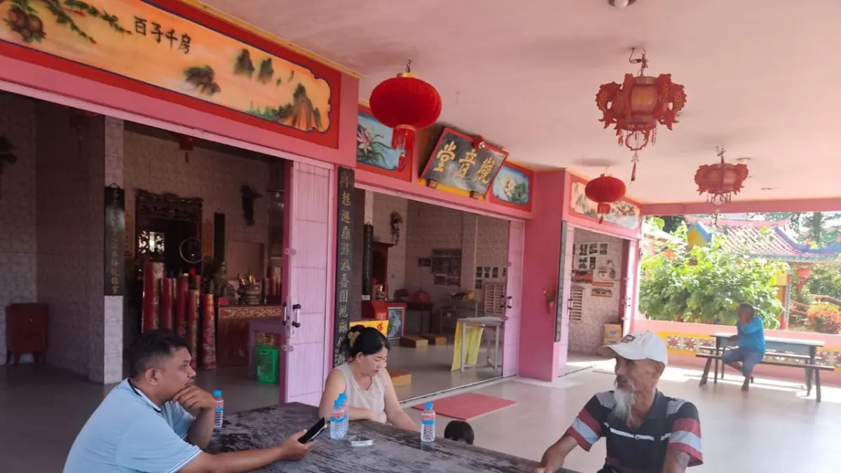 Suasana di Yayasan Catur Arya Satyani di Kabupaten Sambas. Umat setempat mempertanyakan tindak lanjut penyelesaian kasus yang telah diadukan ke Kejati Kalbar sejak Mei 2025.