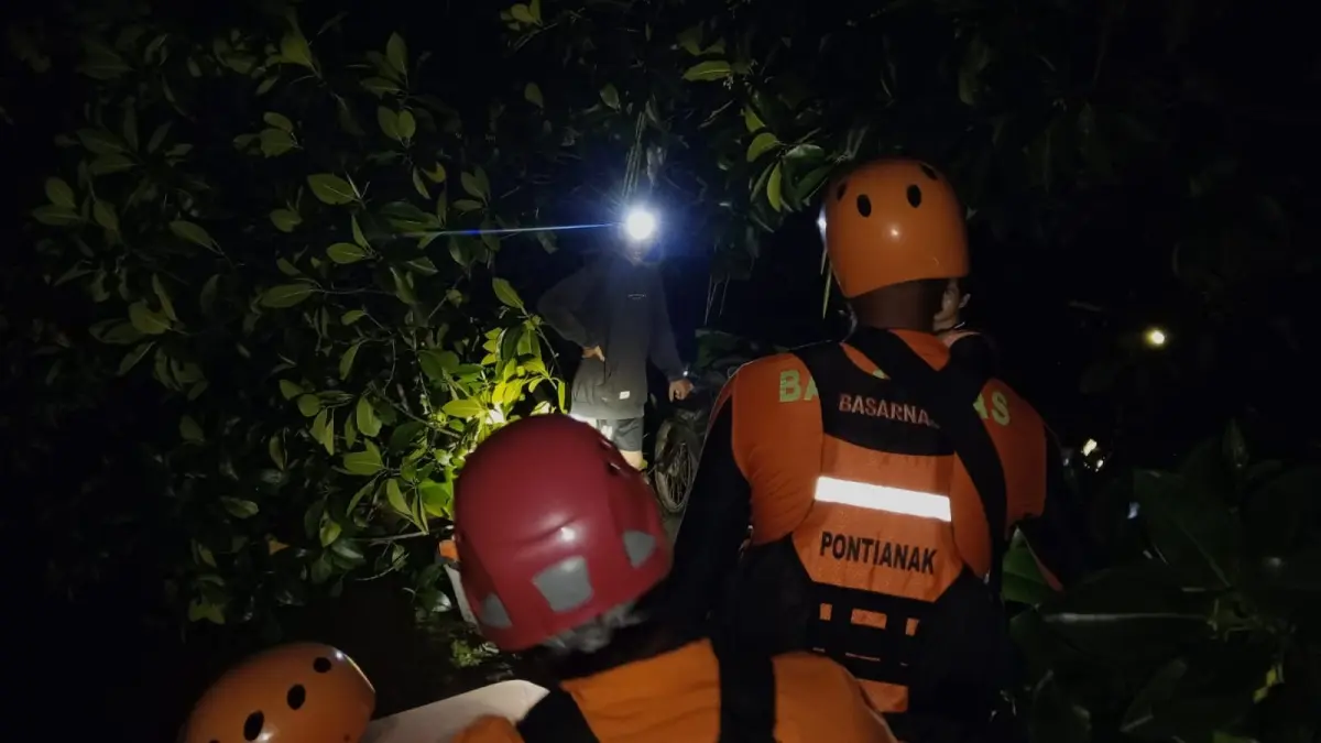 Tim SAR Gabungan berhasil menyelamatkan delapan orang korban kecelakaan kapal perahu motor yang tenggelam di Perairan Sungai Cina, Kecamatan Pulau Maya Karimata, Kayong Utara, Kalimantan Barat. (SAR PONTIANAK)