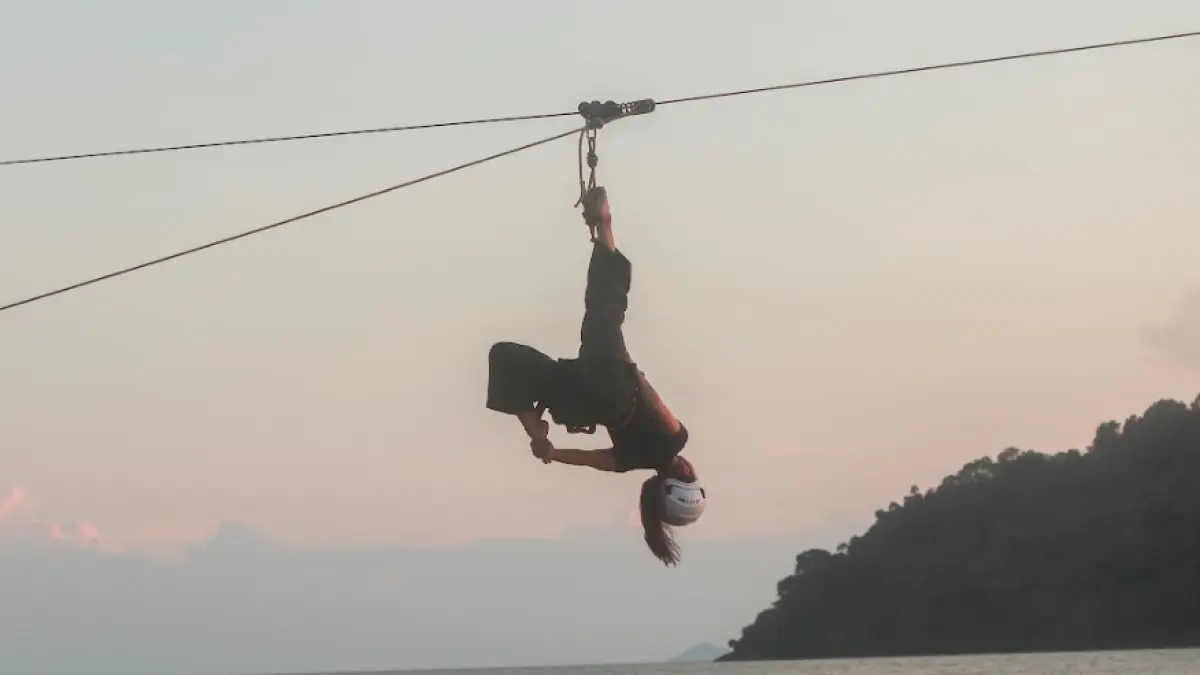 UJI ADRENALIN: Wisatawan menikmati sensasi melayang di atas kawasan pesisir melalui wahana zipline Pantai Gosong. Kehadiran wahana ini melengkapi berbagai aktivitas petualangan yang berkembang di destinasi wisata tersebut.
