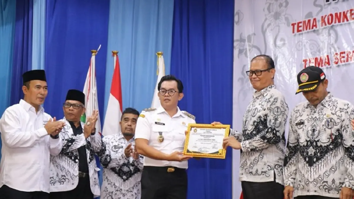 Wakil Wali Kota Singkawang, Muhammadin, saat membuka kegiatan Konferensi Kerja Kota (Konkerkot) dan Seminar Pendidikan yang digelar PGRI Kota Singkawang. (MC Singkawang)