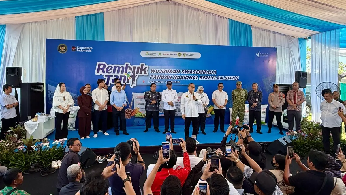 Menteri Koordinator Bidang Pangan, Zulkifli Hasan menghadiri kegiatan Rembuk Tani yang digelar di kawasan persawahan Jalan Arteri Supadio, Kabupaten Kubu Raya, Jumat (5/6). Kegiatan ini dilakukan untuk mewujudkan Swasembada pangan nasional berkelanjutan. (MEIDY KHADAFI/PONTIANAK POST)
