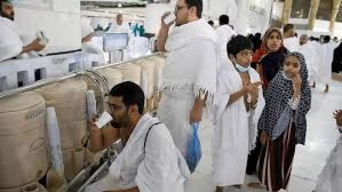 Air Zam Zam yang selalu bisa dirasakan jutaan jemaah haji dan umrah setiap tahunnya (DOK JAWA POS) 