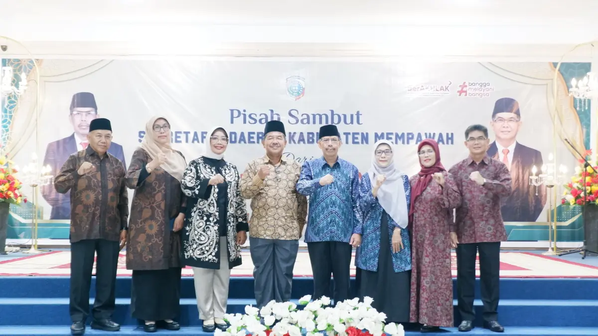 Bupati didampingi Wakil Bupati dan Sekda Mempawah yang baru diabadikan bersama pejabat yang memasuki purnatugas.