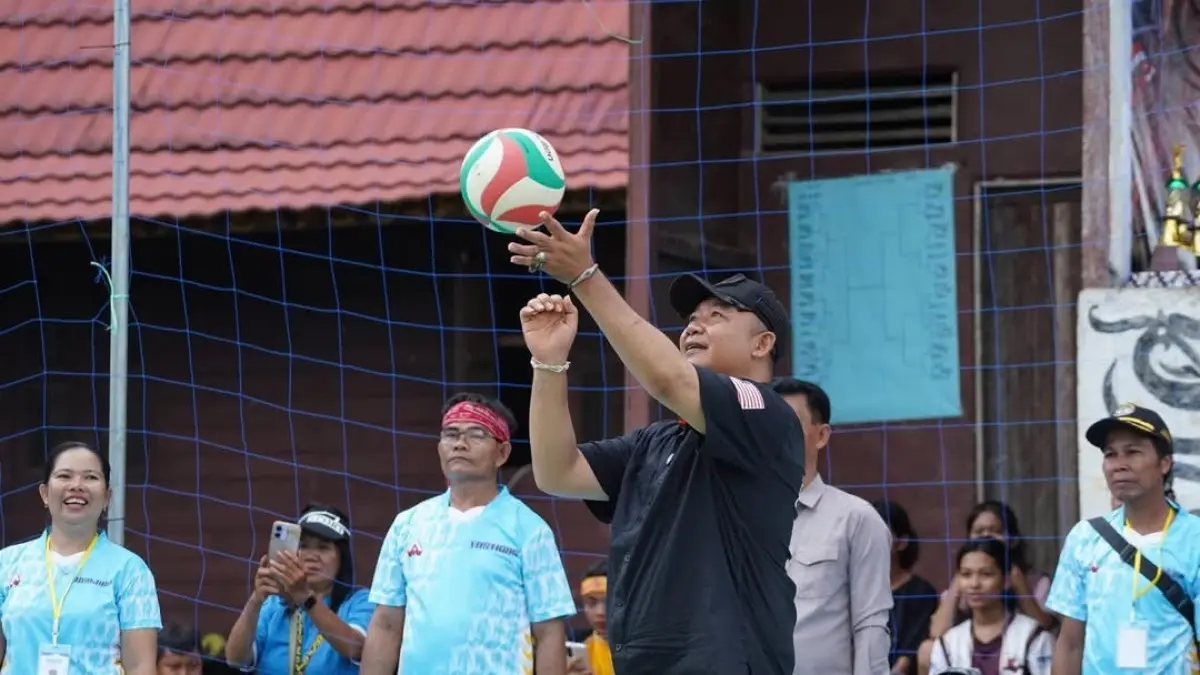 Bupati Ketapang, Alexander Wilyo, memukul bola voli sebagai tanda dibukanya Turnamen Bola Voli di Desa Pengatapan Raya, Kecamatan Tumbang Titi, Selasa (2/6). (ISTIMEWA)