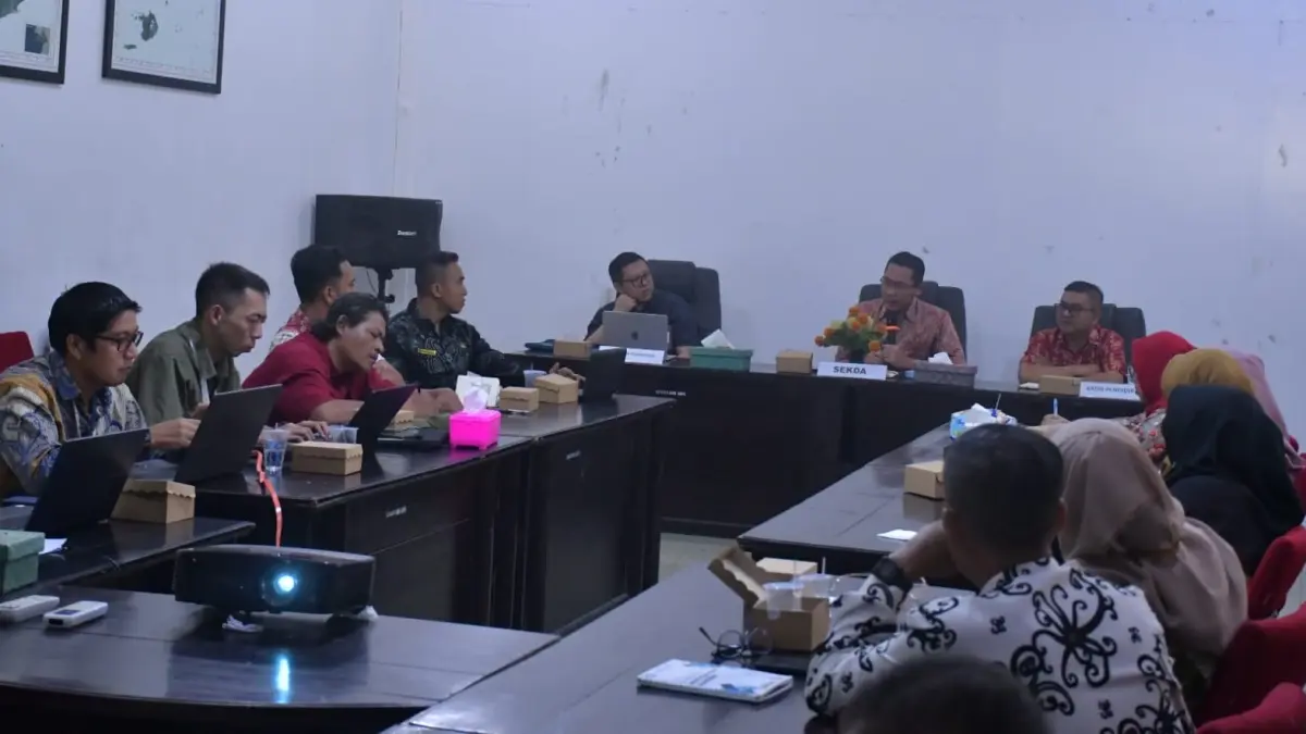 Focus Group Discussion (FGD) Verifikasi dan Validasi Usulan Sekolah Nasional Terintegrasi (SNT) yang dihadiri Sekretaris Daerah Kabupaten Kayong Utara, Erwin Sudrajat.  (PROKOPIM KKU)