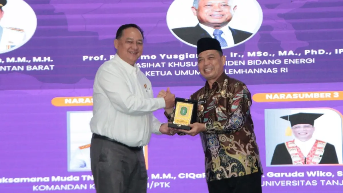 Gubernur Kalbar, Ria Norsan, di sela kegiatan Seminar Kebangsaan yang diadakan Ikatan Keluarga Alumni Lemhannas Kalbar di Aula Garuda Kantor Gubernur Kalbar. (Adpim Pemprov Kalbar)