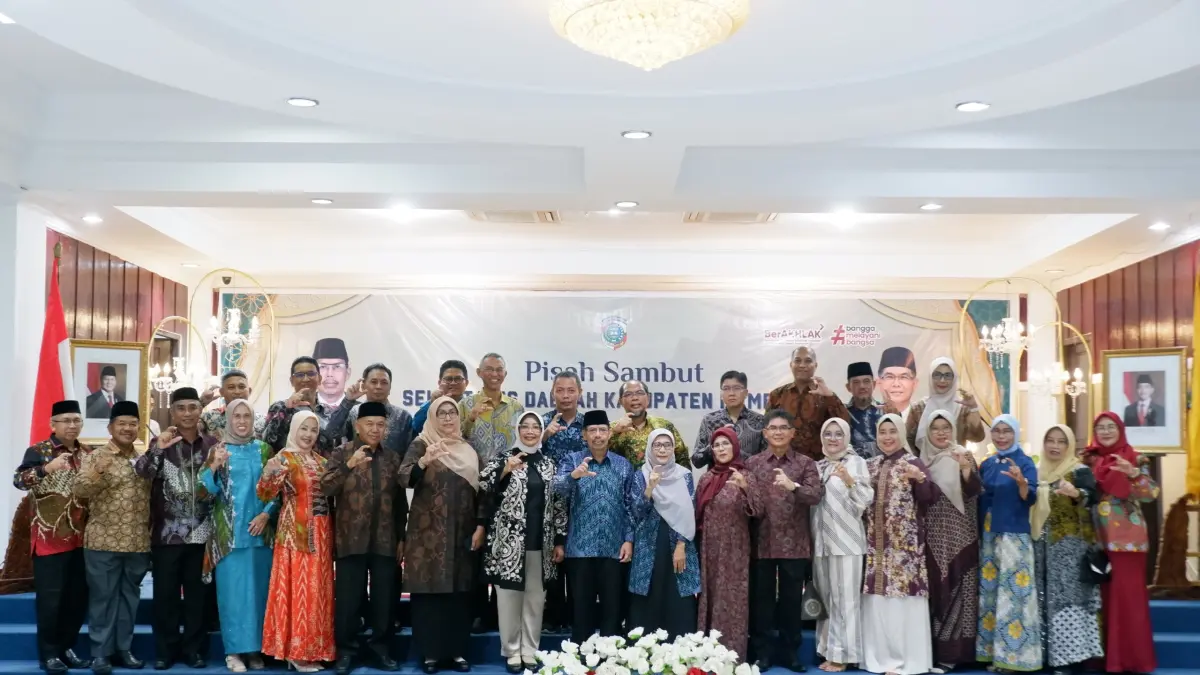 Kepala OPD berfoto bersama Bupati dan Wakil Bupati, usai pisah sambut Sekda.