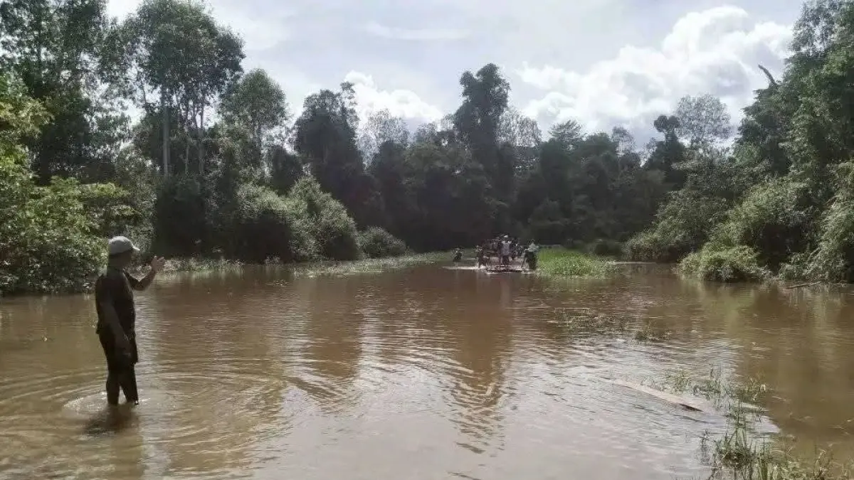 Kondisi ruas jalan Kecamatan Embaloh Hilir yang mengalami kerusakan parah. (ISTIMEWA)