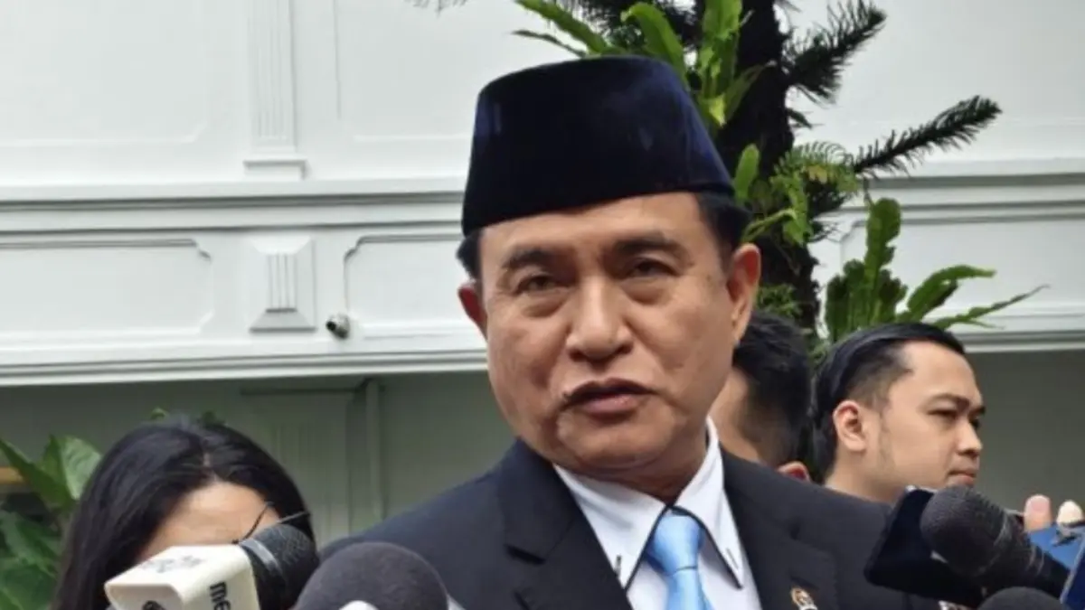 Menteri Koordinator Bidang Hukum, Hak Asasi Manusia, Imigrasi, dan Pemasyarakatan Yusril Ihza Mahendra saat menjawab pertanyaan wartawan di Kompleks Istana Kepresidenan, Jakarta, Kamis (5/2). (ANTARA/Fathur Rochman)