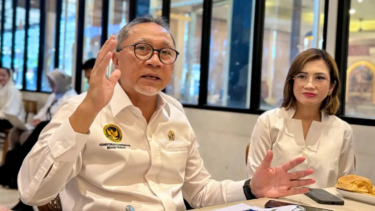 Menteri Koordinator Bidang Pangan Zulkifli Hasan saat berdialog dengan wartawan dalam rangka peringatan Hari Lingkungan Hidup Sedunia di Pontianak, Jumat (5/6). (MEIDY KHADAFI/PONTIANAK POST)