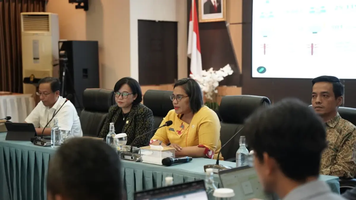 Kepala Bidang Ketenagalistrikan dan Pengelolaan Energi Dinas Perindustrian, Perdagangan, Energi dan Sumber Daya Mineral Provinsi Kalimantan Barat, Maria Wijayanti, menegaskan pentingnya sinergi seluruh pemangku kepentingan dalam mendukung pembangunan listrik desa. Kolaborasi yang kuat diharapkan mampu mengantisipasi berbagai tantangan di lapangan serta memastikan program berjalan optimal demi pemerataan pembangunan dan peningkatan kesejahteraan masyarakat Kalimantan Barat.