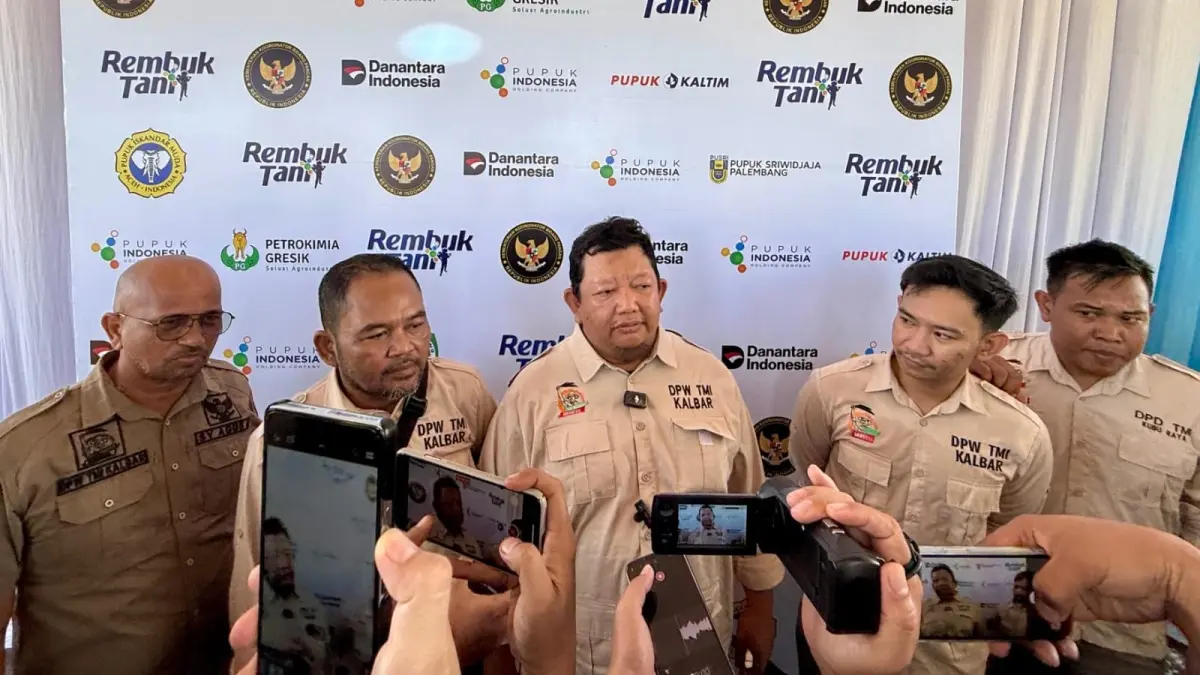 ‎Pengurus DPW Tani Merdeka Indonesia Kalimantan Barat saat di wawancarai sejumlah awak media usia kegiatan Rembuk Tani di kawasan persawahan Jalan Arteri Supadio, Kabupaten Kubu Raya, Jumat (5/6). (MEIDY KHADAFI/PONTIANAK POST)