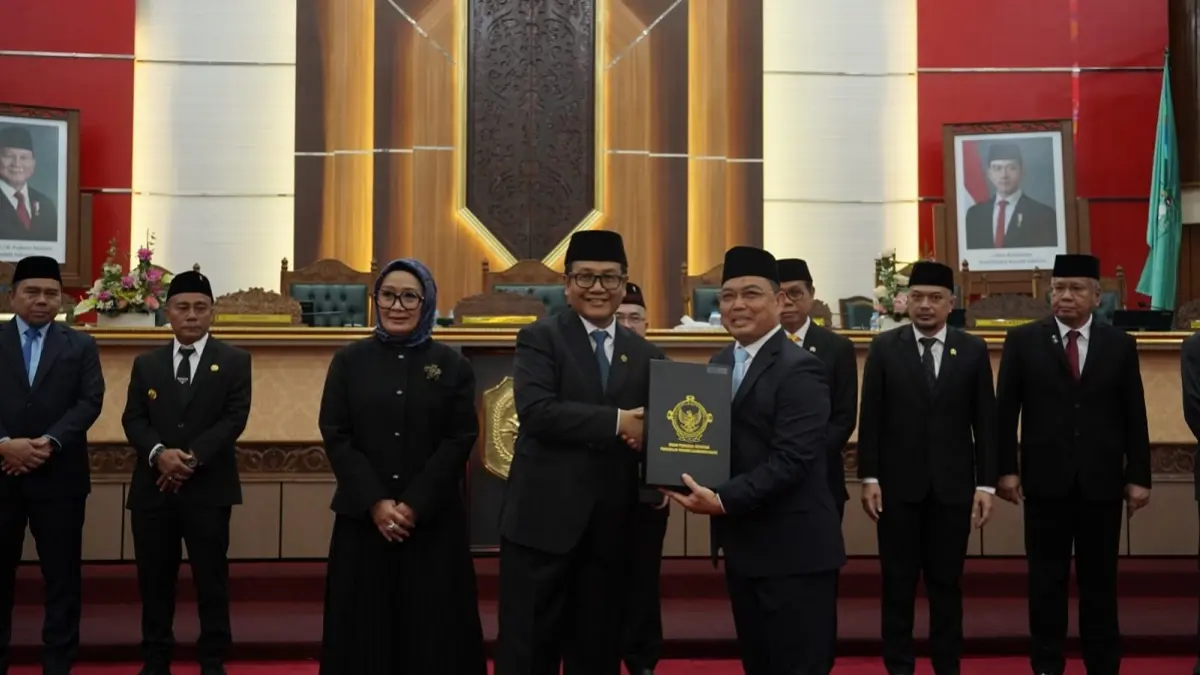 Penyerahan Laporan Hasil Pemeriksaan (LHP) LKPD Pemprov Kalbar oleh Pimpinan III Badan Pemeriksa Keuangan RI, Akhsanul Khaq kepada Gubernur Kalba di Balairung DPRD Kalbar, Kamis (4/6). /// ADPIM PEMPROV KALBAR