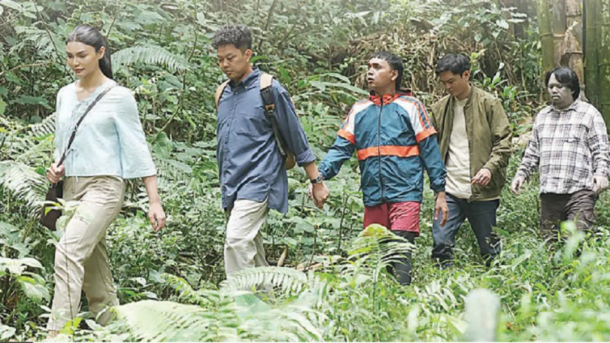 Perjalanan di Gunung Klawih. Aruna  jadi sosok yang membimbing perjalanan mereka. (SKAK STUDIOS)