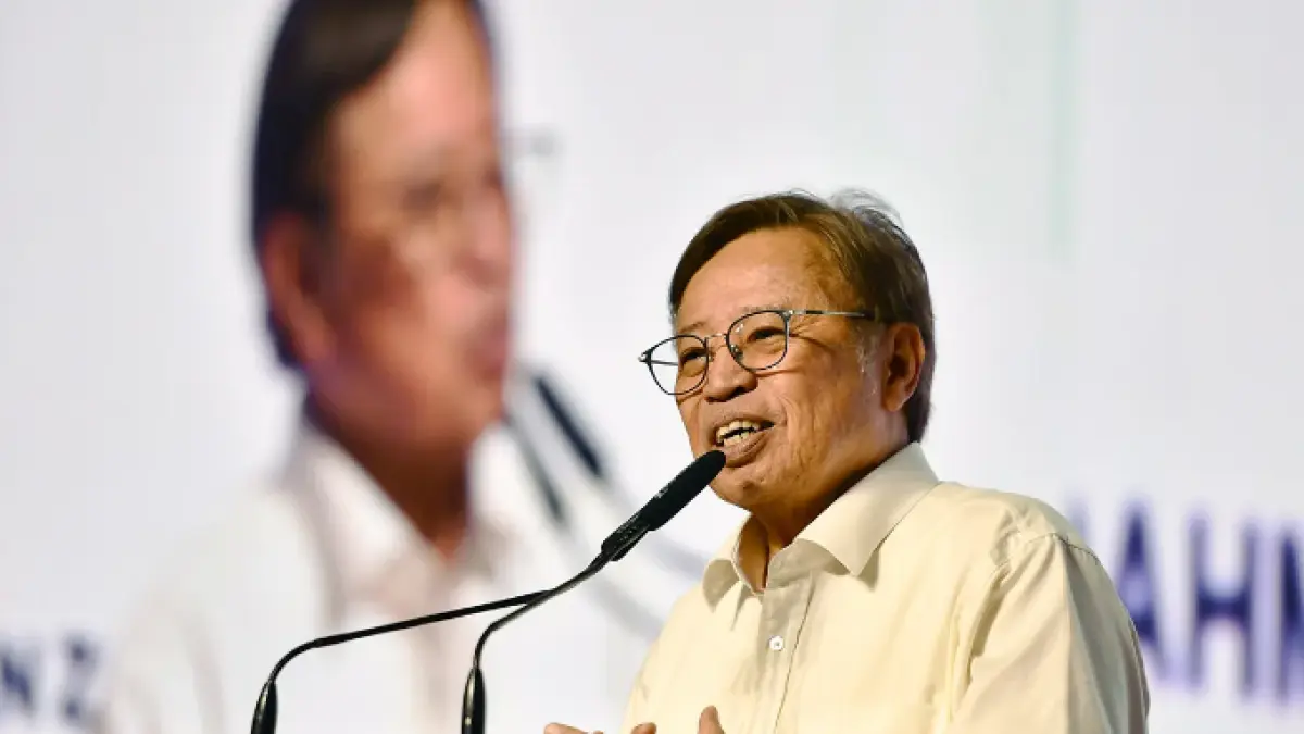 Premier Sarawak, Abang Johari Tun Openg, mengungkapkan rencana pengembangan Kereta Api Trans-Borneo yang diproyeksikan menjadi jalur penghubung Sarawak, Sabah, Brunei Darussalam, dan Kalimantan. (Foto: fail/Bernama)
