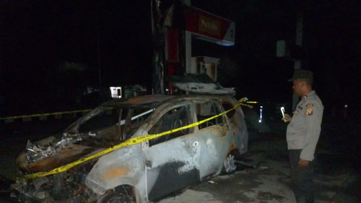 Sebuah mobil hangus terbakar saat mengisi BBM di SPBU Kecamatan Semparuk Kabupaten Sambas pada Kamis (4/6) lalu. (DOK HUMAS POLRES SAMBAS)