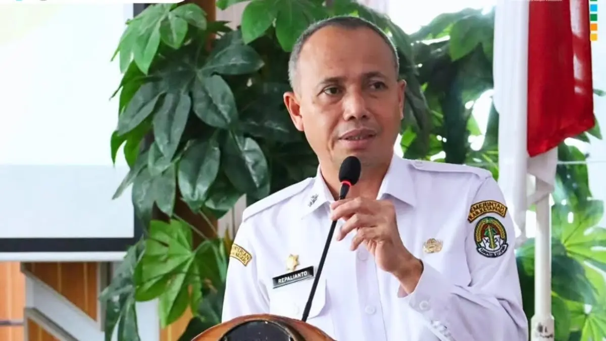Sekda Ketapang, Repalianto, memberikan arahan saat membuka forum konsultasi publik tentang SOP, kemarin (3/6). (ISTIMEWA)