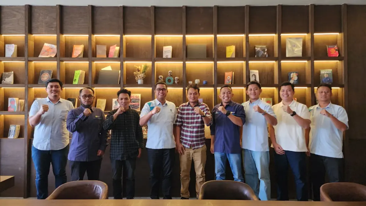 Semangat kolaborasi dan sinergi antara PLN UP3 Sanggau dan PT Agro Plankan Lestari usai penandatanganan SPJBTL daya 865.000 VA. Bersama menghadirkan energi andal untuk mendukung pertumbuhan industri dan pembangunan daerah.