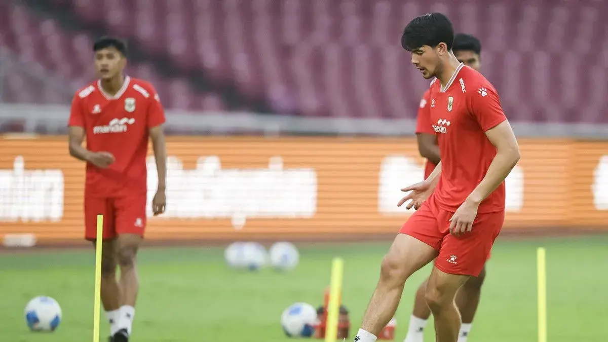 Pesepak bola Timnas Indonesia Elkan Baggot (kanan) menendang bola saat latihan resmi menjelang pertandingan FiIFA Matchday di Stadion Utama Gelora Bung Karno (SUGBK), Senayan, Jakarta, Kamis (4/6/2026). Latihan tersebut sebagai ajang persiapan melawan Timnas Oman pada Jumat (5/6/2026). 