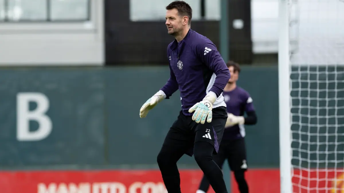 Tom Heaton menandatangani kontrak baru satu tahun dan bertahan di Manchester United hingga musim 2026/27. (Dok. MU)