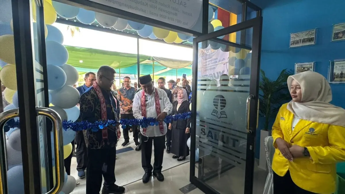 Wabup Juli Suryadi gunting pita meresmikan kantor baru SALUT Bu Ayang Mempawah