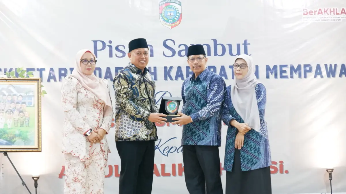 Wakil Ketua DPRD Mempawah, Riduan M Yusuf, memberikan cinderamata kepada mantan Sekda Mempawah, Ismail.