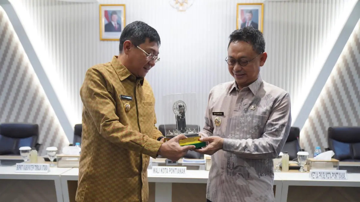 Wali Kota Pontianak Edi Rusdi Kamtono menyerahkan cinderamata miniatur Tugu Khatulistiwa kepada Bupati Toraja Utara Frederik Victor Palimbong di Pontianak, Kamis (4/6/2026). (ISTIMEWA)