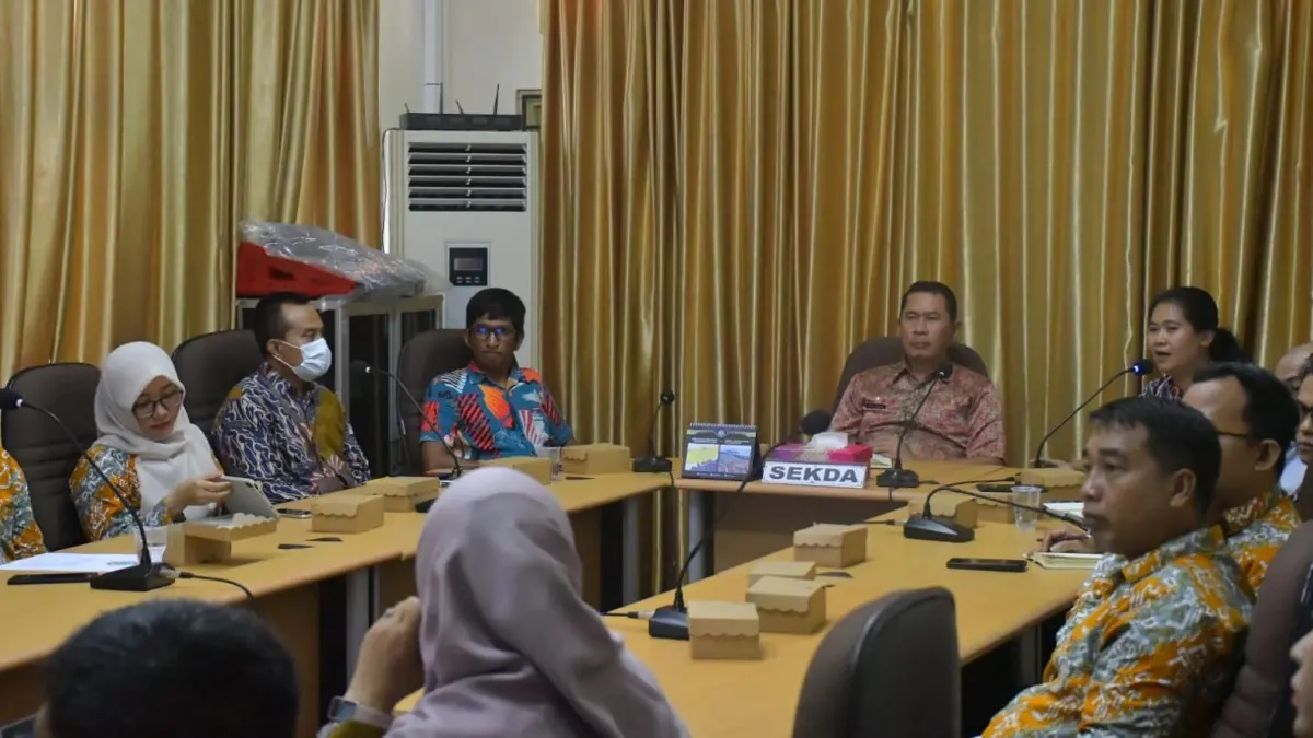 Sekretaris Daerah Kabupaten Kayong Utara, Erwin Sudrajat mengikuti Rapat Koordinasi (Rakor) bersama Dinas Kesehatan dan instansi terkait mengenai rencana relokasi sementara layanan kesehatan UPTD Puskesmas Sukadana di Ruang Rapat Bupati Kayong Utara, Sukadana, Kamis (4/6).  (PROKOPIM KKU)